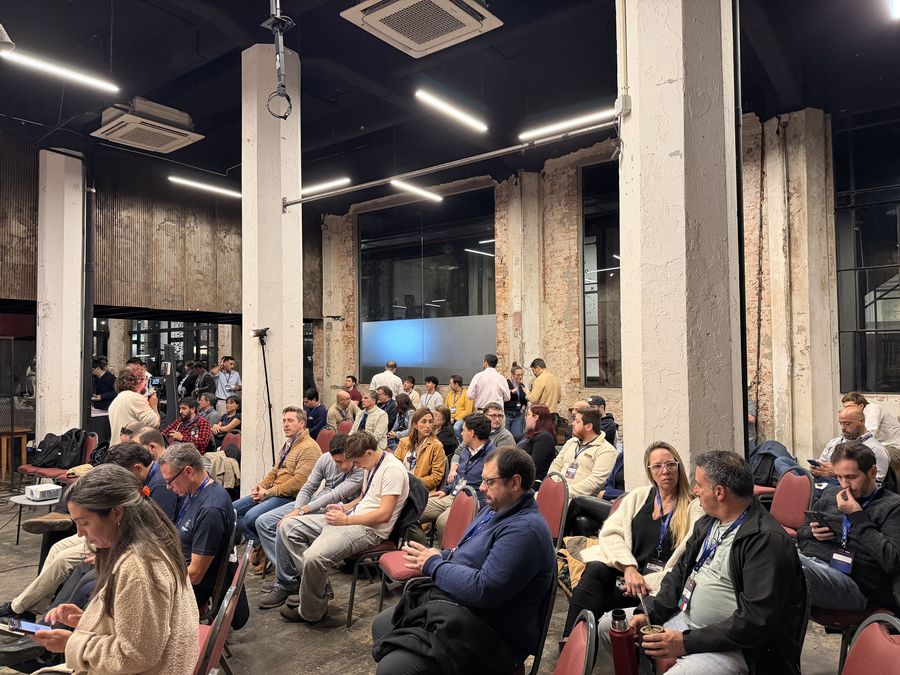 Salón de Flex con el público sentado entre las columnas, en una charla corporativa