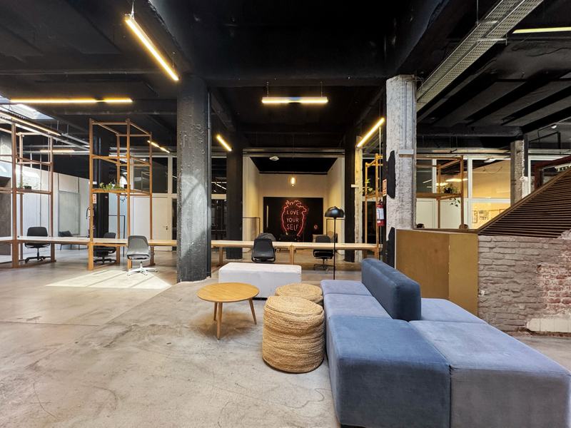 Zona de cowork de Flex con sillones y puestos de trabajo
