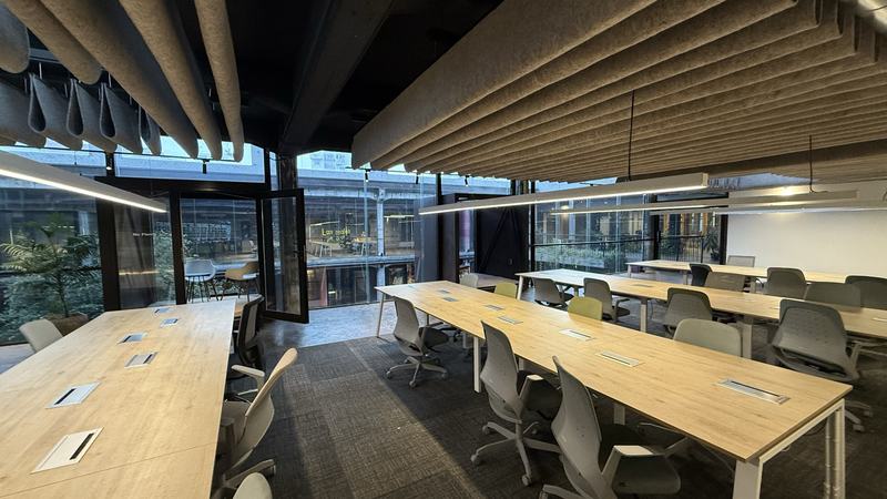 Oficina amplia y equipada en Flex Workspaces