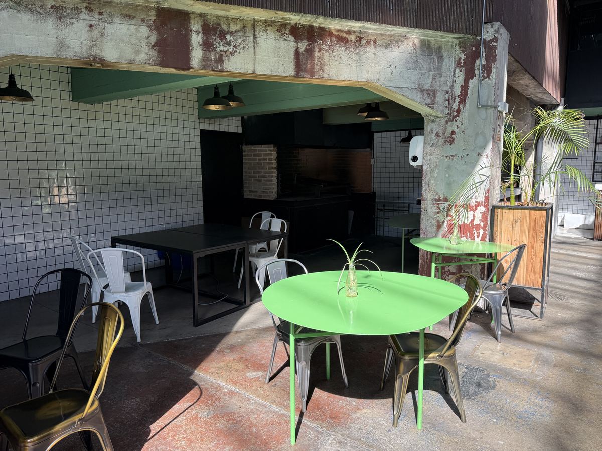 Barbacoa de Flex con parrilla, barra y mesas